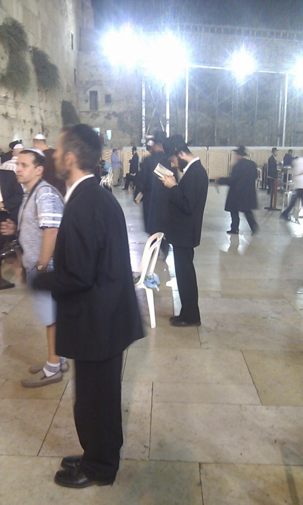 Ortodoks jøde i bøn ved Grædemuren. Eget foto, efteråret 2012.